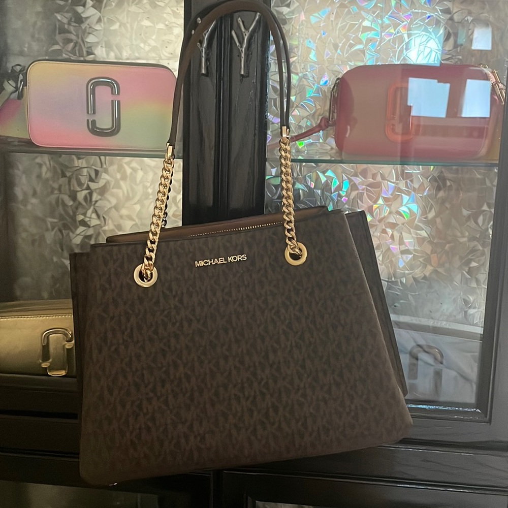 MK tote bag only wear once looks brand new.